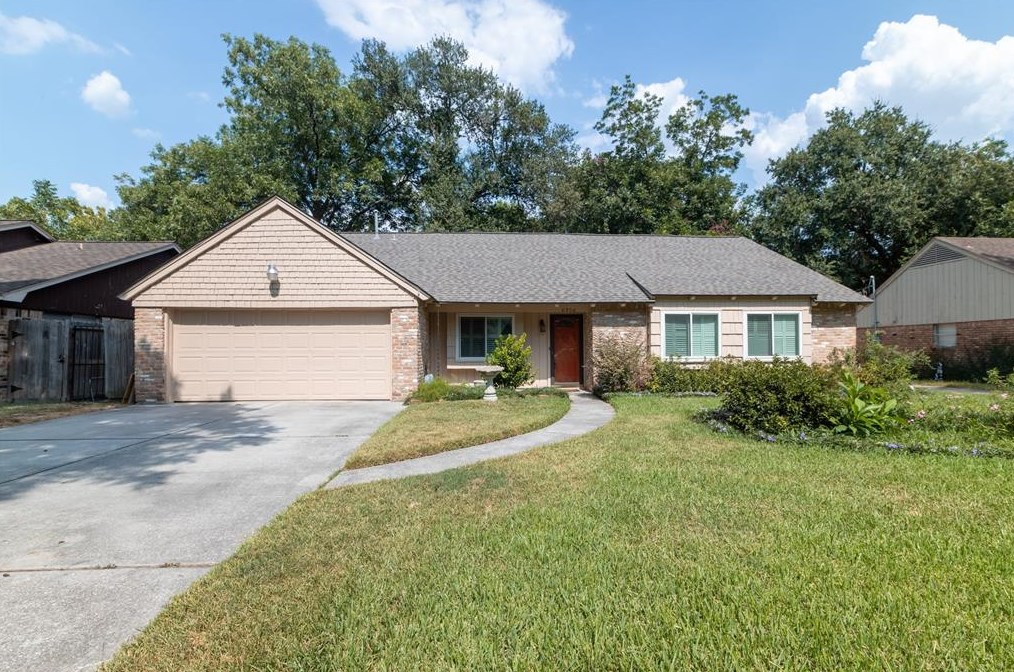 6306 Ash Oak Dr, Houston, TX 77091-2702