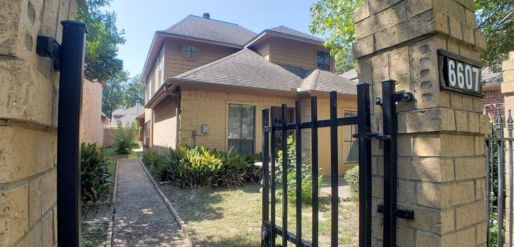 6607 Tournament Dr, Houston TX  77069-1212 exterior
