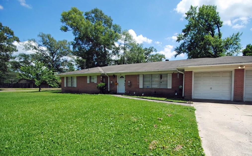 704 Arvon St, Cleveland, TX 77327-5209