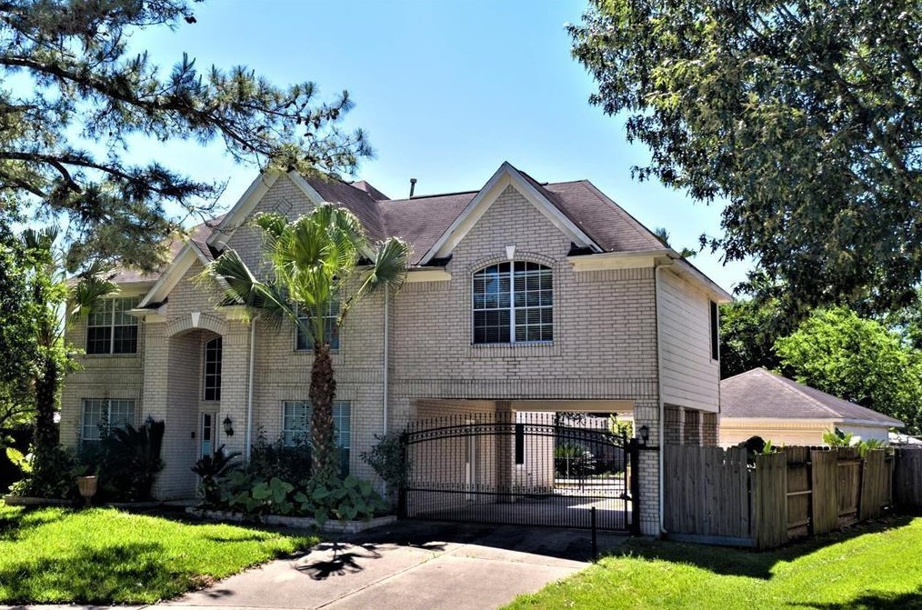 10707 Willow Crossing Ct, Houston, TX 77064