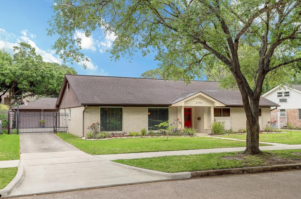 5746 Rutherglenn Dr, Houston, TX 77096-4831