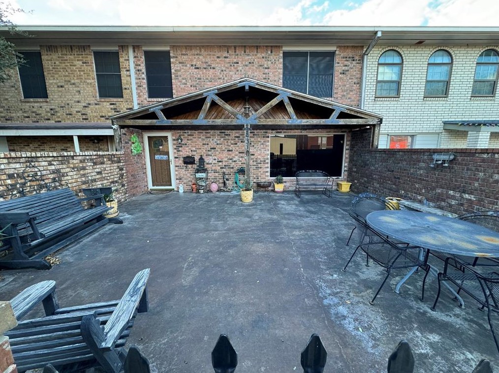 310 E Calhoun St, Jones Creek, TX 77437
