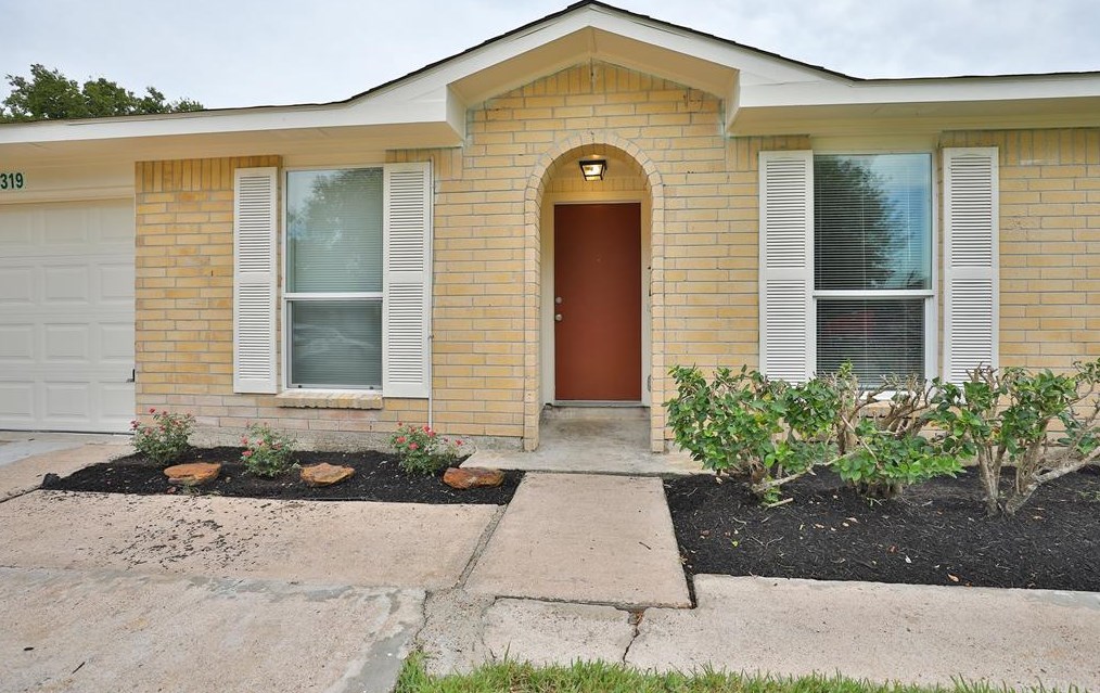 11319 Fawngrove Dr, Houston TX  77048-1711 exterior