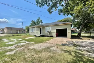 611 N Avenue D, Freeport, TX 77541 - Photo 2
