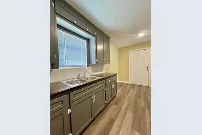 611 N Avenue D, Freeport, TX 77541 - Photo 6