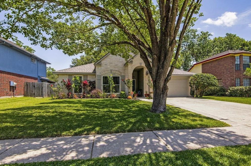 2002 Edinburg Ave, League City, TX 77573-4944