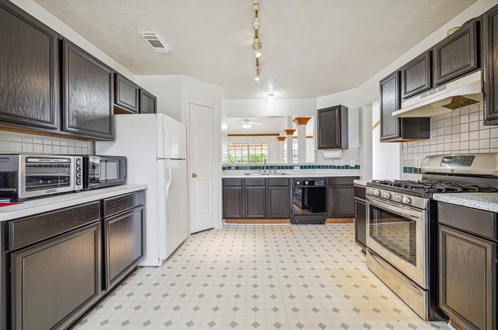8411 Summertree Dr, Houston TX  77040-1677 exterior
