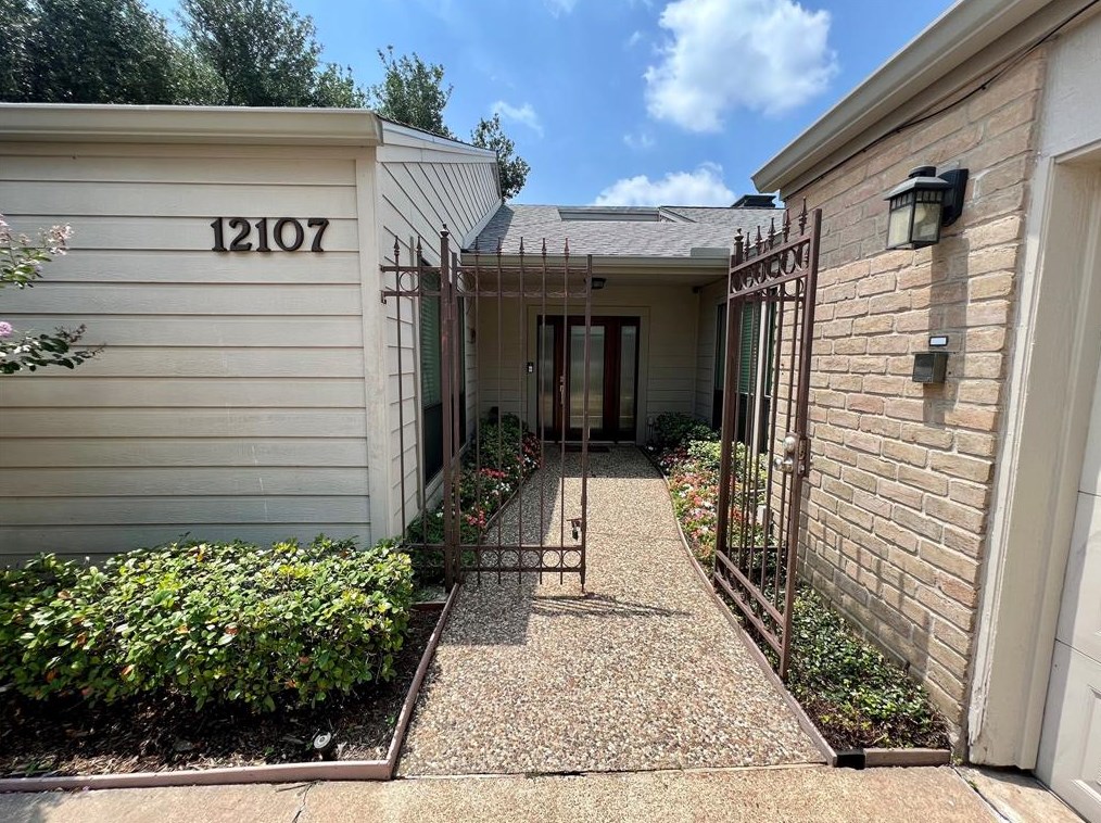 12107 Olympia Dr, Houston, TX 77077-6017