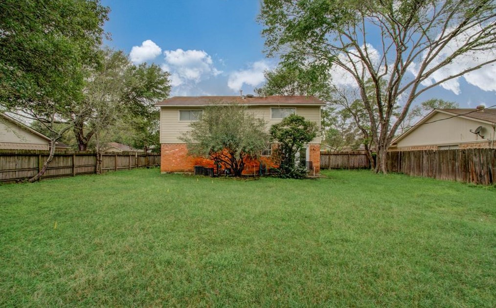 15910 Timber Vly Dr, Houston TX 77070-1969 exterior