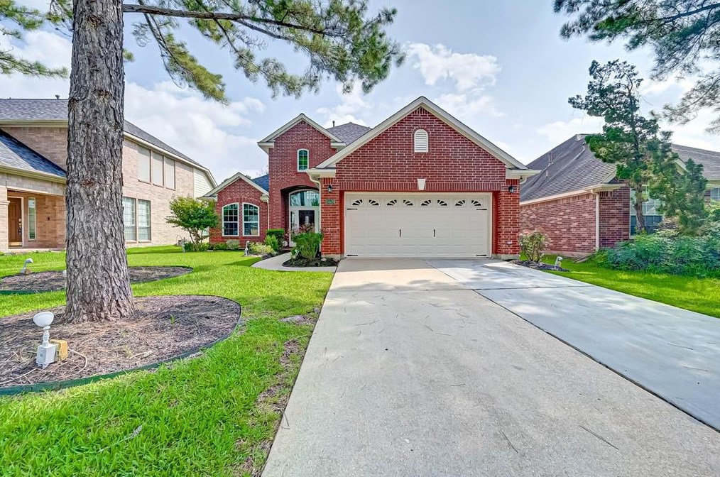 15526 Valley Creek Dr, Houston, TX 77095
