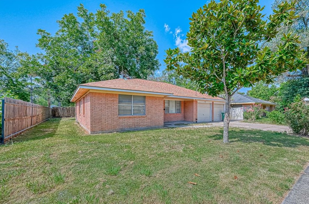 718 Hohl St, Houston, TX 77022-2222
