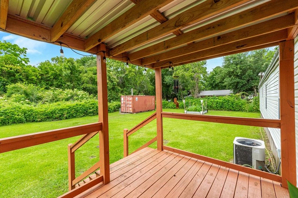 514 Joan St, Winnie, TX 77665-2325