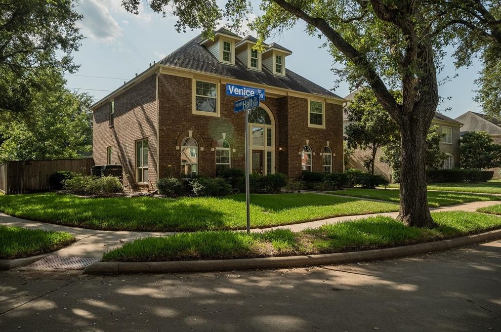 914 Venice St, Sugar Land, TX 77478