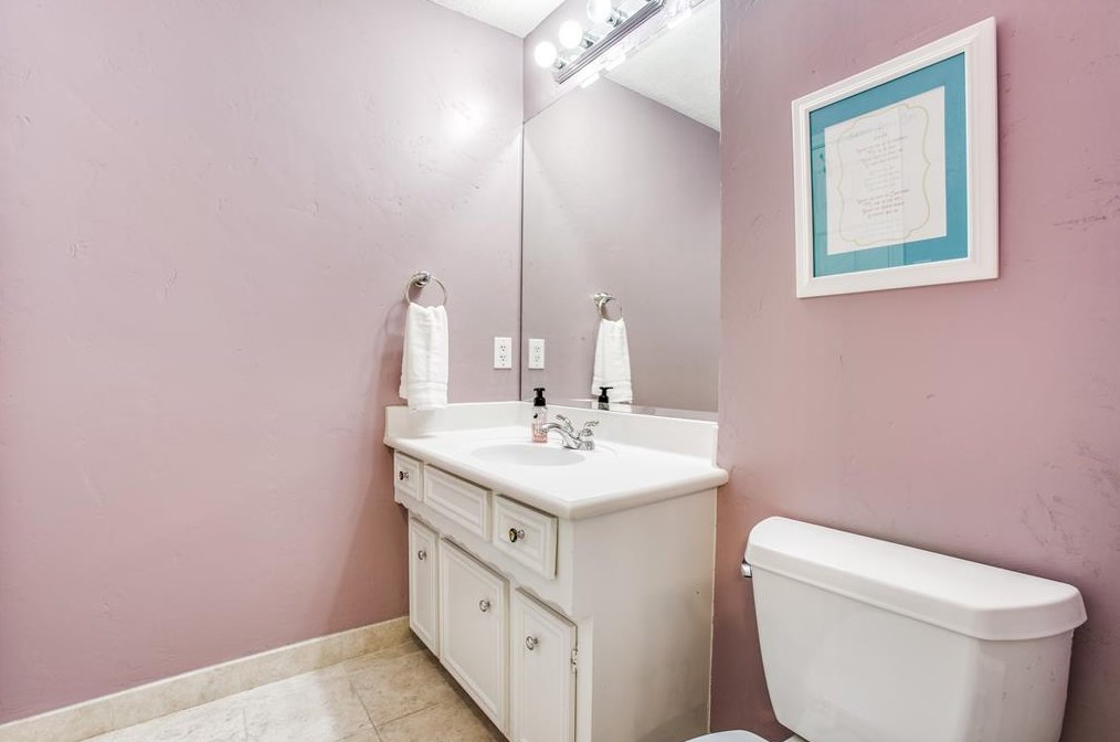 2914 Durban Dr, Houston TX  77043-1327 exterior