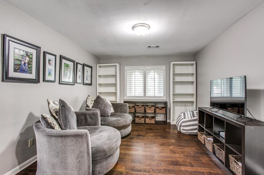 2914 Durban Dr, Houston TX  77043-1327 exterior