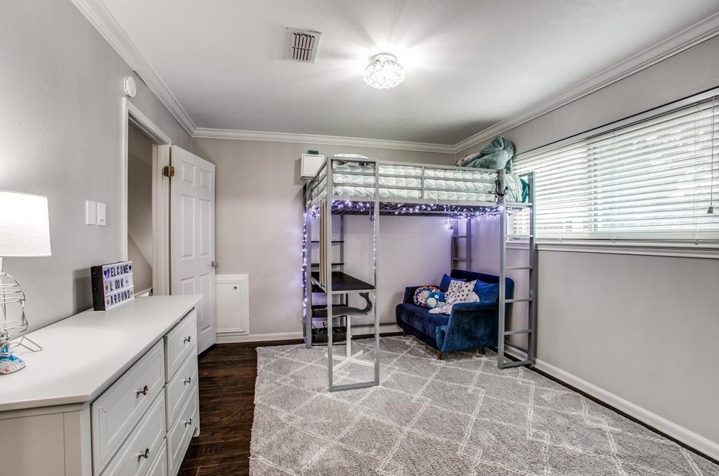 2914 Durban Dr, Houston TX  77043-1327 exterior