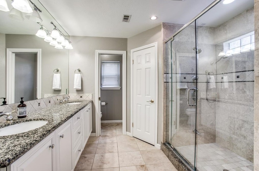 2914 Durban Dr, Houston TX  77043-1327 exterior