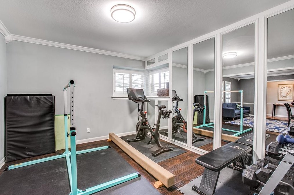 2914 Durban Dr, Houston TX  77043-1327 exterior