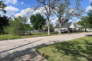 1424 E 33rd St, Houston, TX 77022 - Photo 2