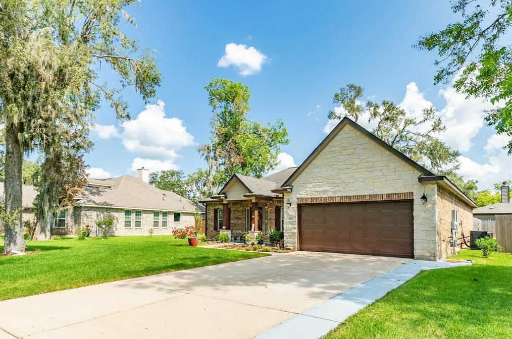 339 Woodhaven Dr, West Columbia, TX 77486