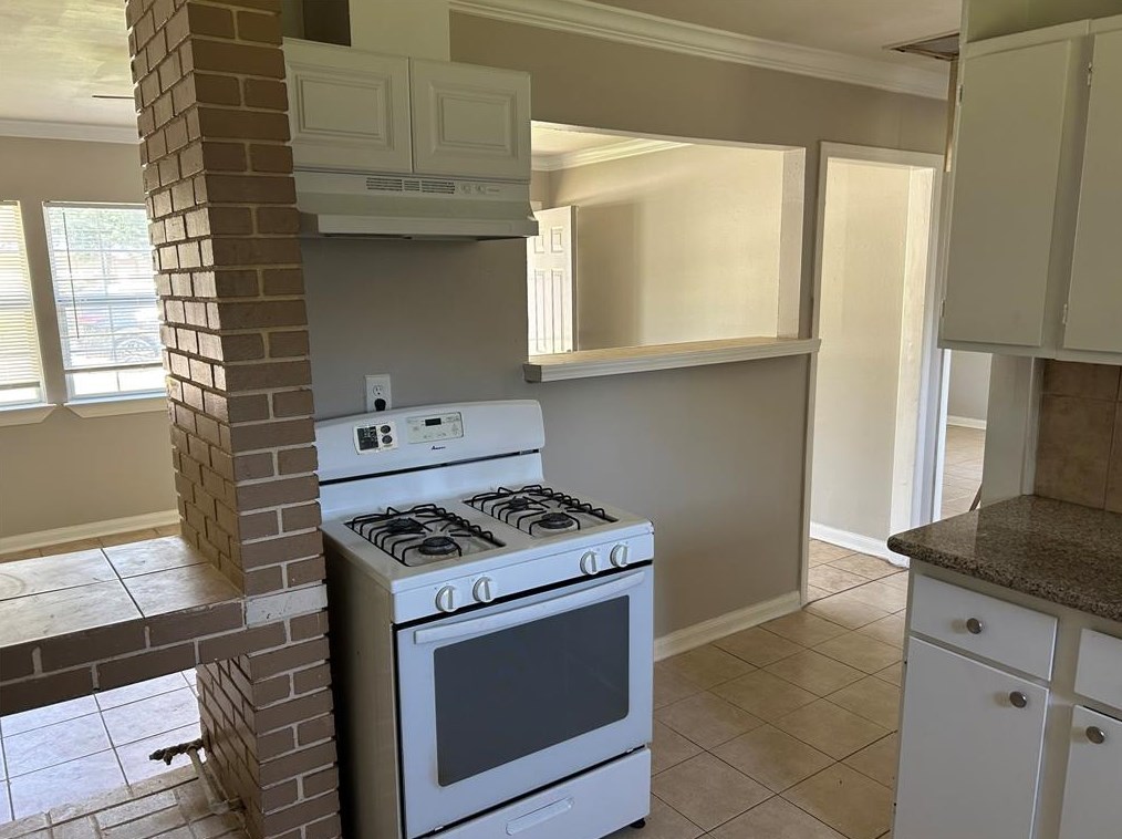 10013 Whitehead St, Houston TX  77088-3145 exterior