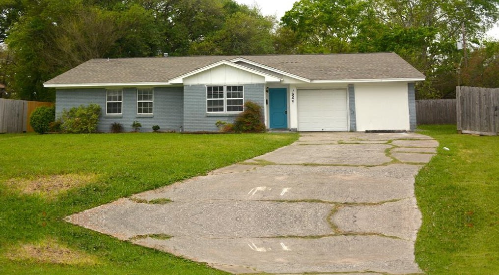 1500 Echols Dr, Baytown TX  77520-5620 exterior