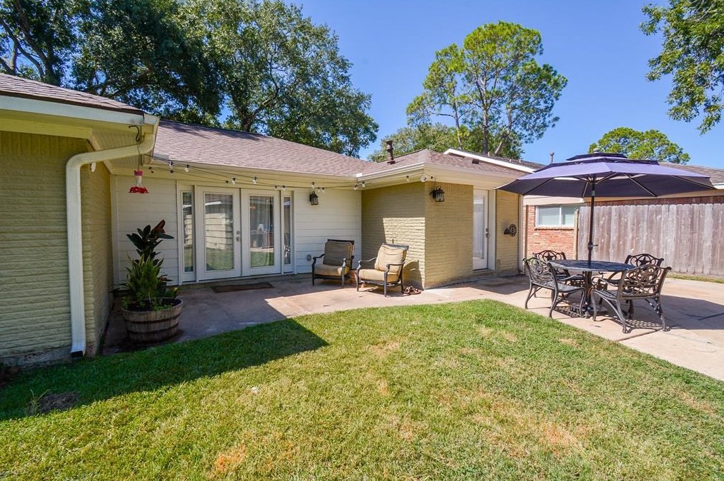 6026 Yarwell Dr, Houston TX  77096-5330 exterior