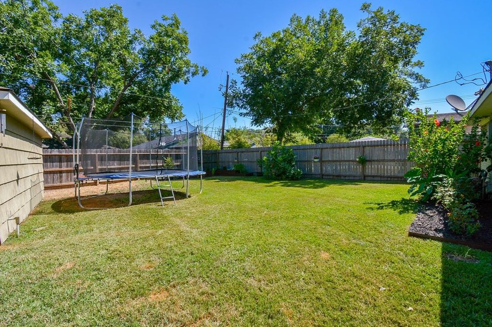 6026 Yarwell Dr, Houston TX  77096-5330 exterior