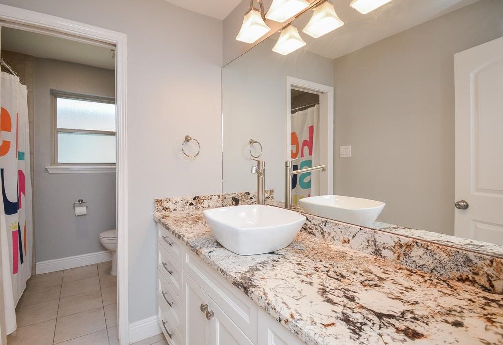 6026 Yarwell Dr, Houston TX  77096-5330 exterior