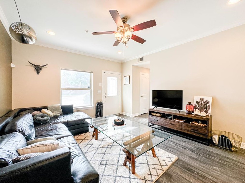 3501 Chenevert St, Houston, TX 77004-4199