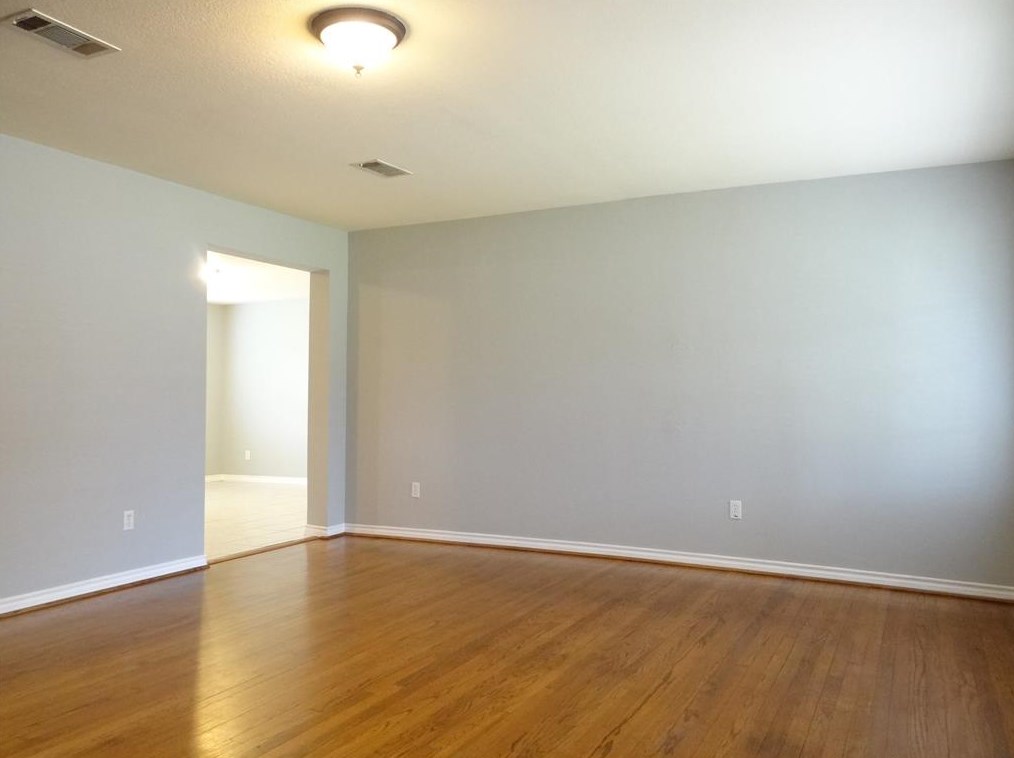9617 Westview Dr, Houston, TX 77055-4321