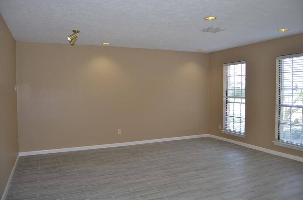 5633 Sheraton Oaks Dr, Houston TX  77091-1305 exterior