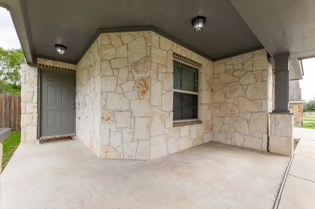 214 Boulder Dr, White Hall, TX 77868