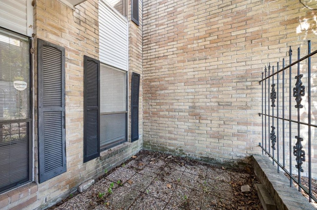 2474 Country Club Dr, Pearland, TX 77581-5002
