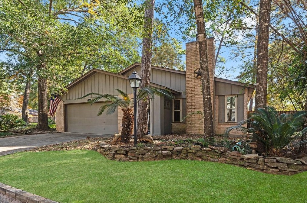 4 Plover Ln, Spring, TX 77380