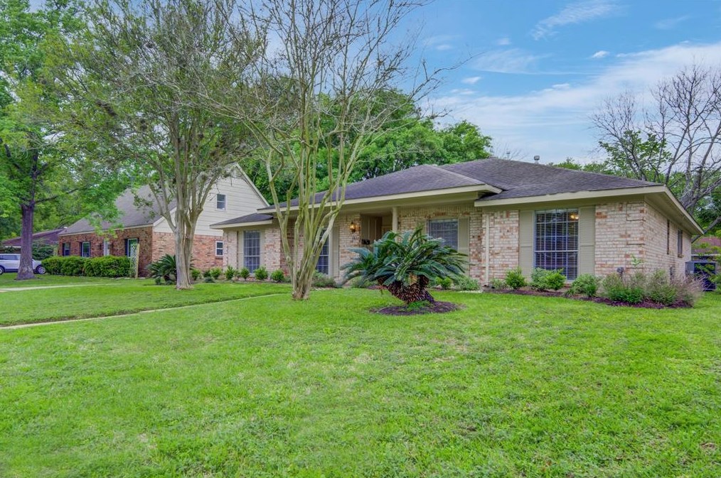 1611 Festival Dr, Houston, TX 77062-4527