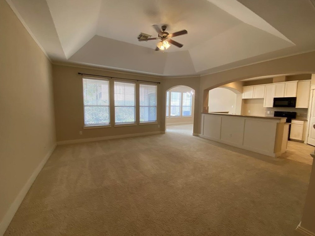 2833 Seaside Dr, Taylor Lake Village, TX 77586