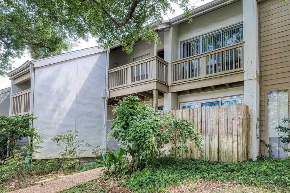 2100 Tanglewilde St, Houston TX  77063-1209 exterior