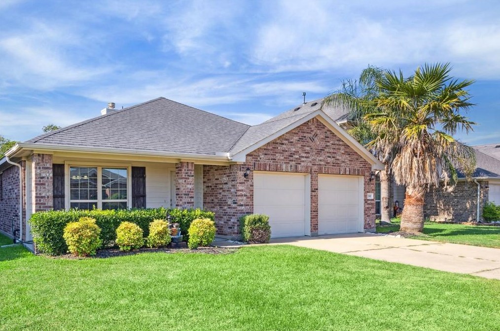 330 Gulf Winds Dr, Bacliff, TX 77518
