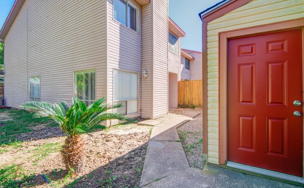 1849 Sherwood Forest St, Houston TX  77043-3001 exterior