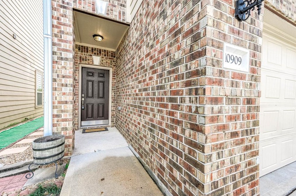 10909 Panther Ct, Houston, TX 77099