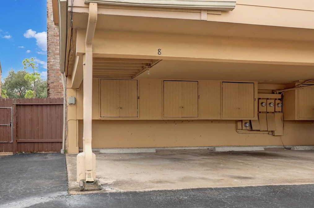 5534 Beverlyhill St, Houston TX  77056-6836 exterior