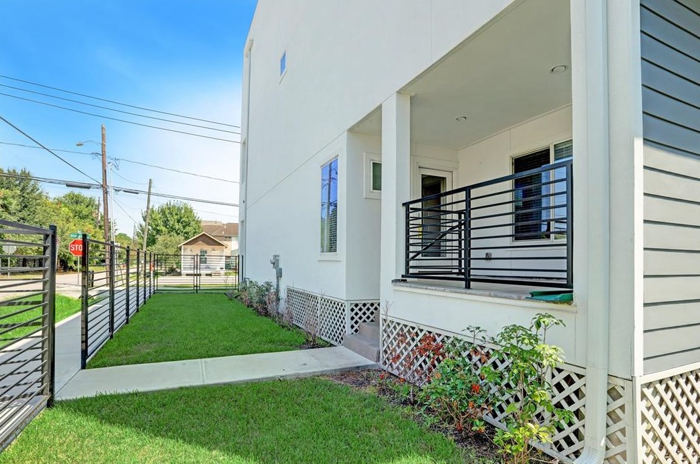 2217 Sherwin St, Houston, TX 77007-1030