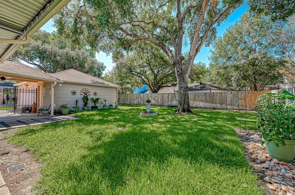 8107 Roebourne Ln, Houston TX  77070-3225 exterior