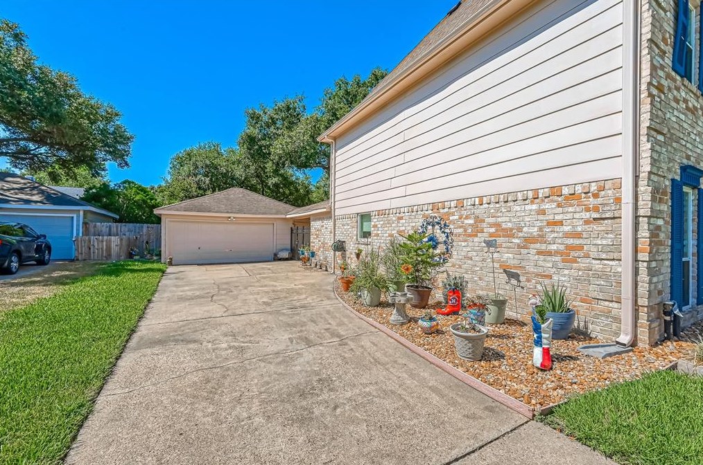 8107 Roebourne Ln, Houston TX  77070-3225 exterior