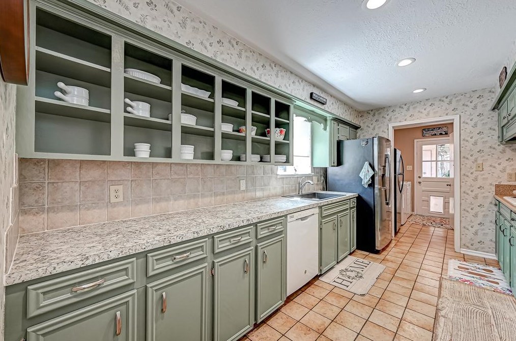 8107 Roebourne Ln, Houston TX  77070-3225 exterior