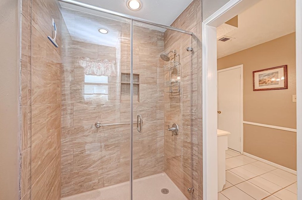 8107 Roebourne Ln, Houston TX  77070-3225 exterior