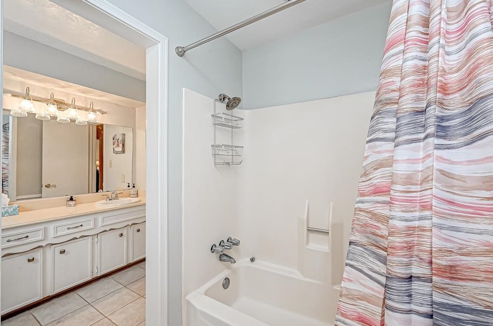 8107 Roebourne Ln, Houston TX  77070-3225 exterior