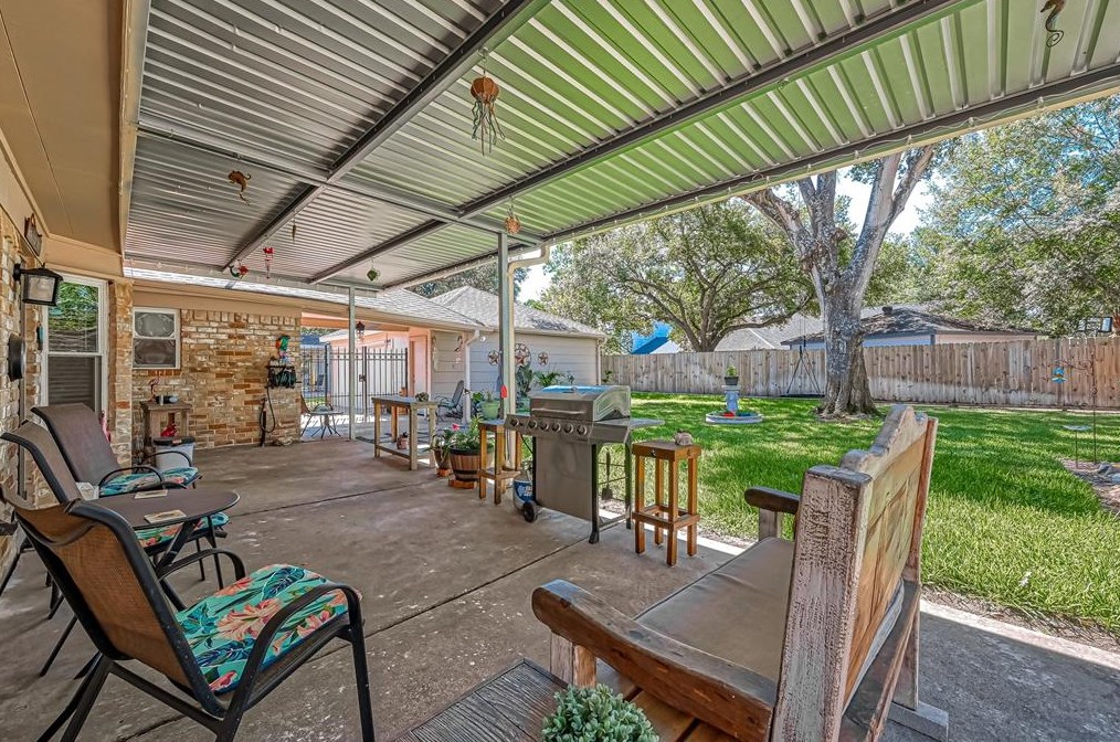 8107 Roebourne Ln, Houston TX  77070-3225 exterior