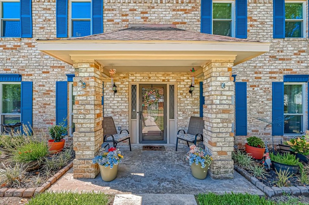 8107 Roebourne Ln, Houston TX  77070-3225 exterior